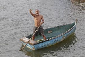 Magno Felipe Pereira conta que já conseguiu R$ 1,9 mil: 'Vem do esgoto do Sérgio Cabral' Foto: Urbano Erbiste Leia mais: http://extra.globo.com/noticias/rio/pescador-ja-conseguiu-19-mil-com-notas-achadas-no-mar-da-urca-veio-do-esgoto-do-sergio-cabral-brinca-20514391.html#ixzz4QlV30nbH 