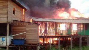 Residência destruída pelo fogo