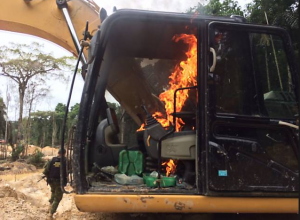 Agentes do Grupo Especializado de Fiscalização (GEF) do Ibama destroem escavadeira usada em garimpo, na Terra Indígena Sete de Setembro (MT/RO)