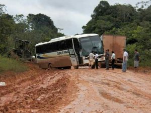 Ônibus da Ouro e Prata atolado na BR-163.