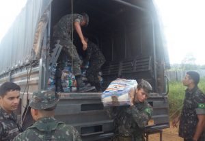 Homens do exercito mantém estoque de cesta básica.