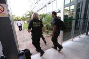 (Foto Dida Sampaio/Estadão ) -Agentes da Policia Federal deixam o prédio do Ministério da Agricultura no final desta tarde durante a Operação Carne Fraca