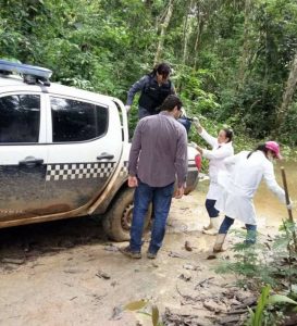 Foto fornecida pela Polícia Civil de Colniza mostra o trabalho de remoção dos corpos.