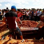 Parentes enterram vítimas de massacre no Pará (Foto: Lunae Parracho/Reuters) 