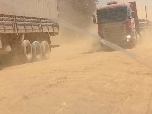 Trecho sem pavimentação da rodovia é tomado por poeira