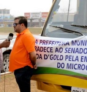 Prefeito Macarrão (PSC),anunciando para imprensa chegada do veiculo.
