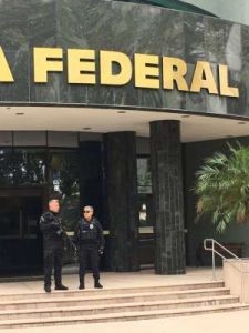 Movimentação na porta da Polícia Federal com saída de Marcelo Odebrecht da cadeia, em Curitiba 