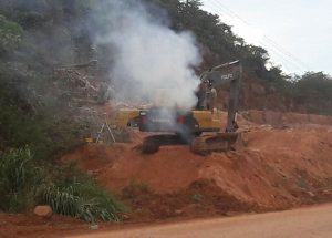 Escavadeira com principio de incêndio em trabalho na rodovia (foto Jornal Folha do Progresso) 