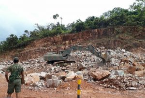 Escavadeira retira pedra da rodovia BR 163. (Foto Jornal Folha do Progresso /Ricardo Foresti)