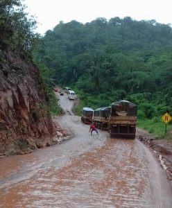 Trecho da serra liso escorregadio impede o trafego.