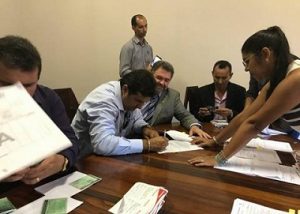 Prefeito Macarrão assinando recebimento dos equipamentos em Belém.(Foto WhatsApp)