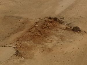 Buraco tapado com terra esfarela na rodovia BR 163