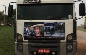 Homenagem ao casal foi fixada no caminhão boiadeiro de Diego.