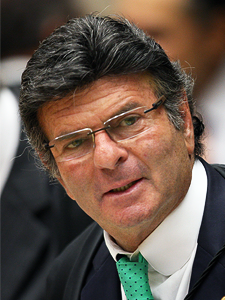 Após sanção presidencial do aumento, o ministro Luiz Fux revogou liminares que permitiam pagamento de auxílio-moradia a juízes. Nelson Jr./SCO/STF