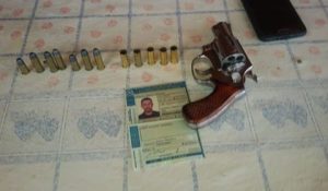 Arma e munição apreendido com acusado Leonildo (foto:Reprodução)