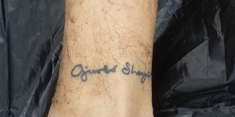 Perna esquerda da vítima possui uma tatuagem, mas a leitura está comprometida Perna esquerda da vítima possui uma tatuagem, mas a leitura está comprometida (Divulgação / Polícia Civil)