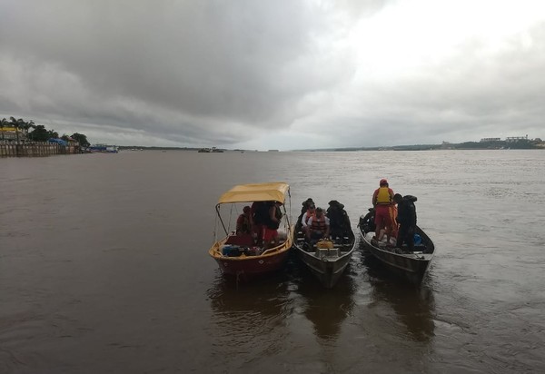  Equipes buscam desaparecidos em naufrágio no rio Tapajós. — Foto: Divulgação/ Corpo de Bombeiros