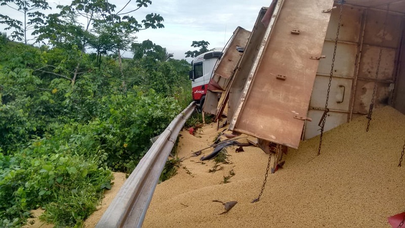 Grade proteção segurou o veiculo (Foto:Roberto via whatsApp)