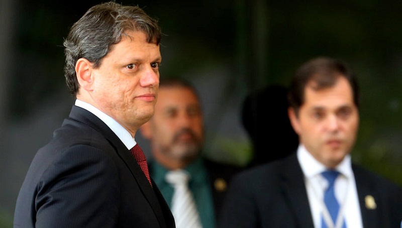 DF - BOLSONARO/TRANSIÇÃO/INFRAESTRUTURA - POLÍTICA - Tarcísio Gomes de Freitas (e), cujo   nome foi anunciado nesta terça-feira,   27, pelo presidente eleito Jair   Bolsonaro (PSL), para comandar o   Ministério da Infraestrutura, no Centro   Cultural Banco do Brasil (CCBB), sede   do governo de transição, em Brasília,   na tarde desta terça-feira, 27. O   indicado é consultor legislativo da   Câmara dos Deputados e já foi diretor   do Departamento Nacional de   Infraestrutura de Transportes (DNIT).   27/11/2018 - Foto: ERNESTO RODRIGUES/ESTADÃO CONTEÚDO