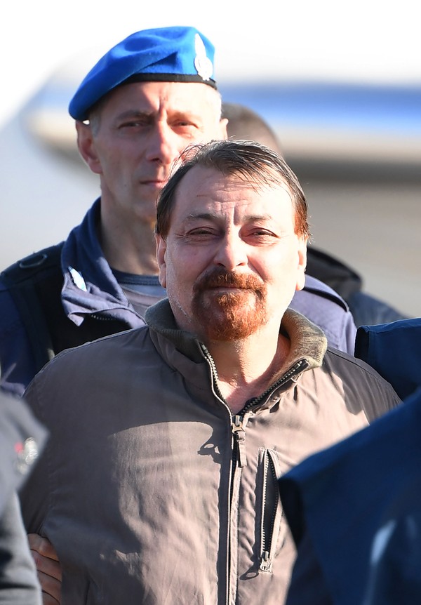 Cesare Battisti chegou a Roma, na Itália, na manhã desta segunda-feira (14) — Foto: Alberto Pizzoli / AFP 