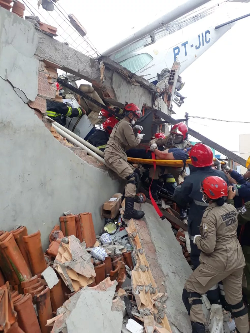  Bombeiros trabalham no resgate de vítimas da queda de monomotor, em Belém. — Foto: Reprodução/TV Liberal
