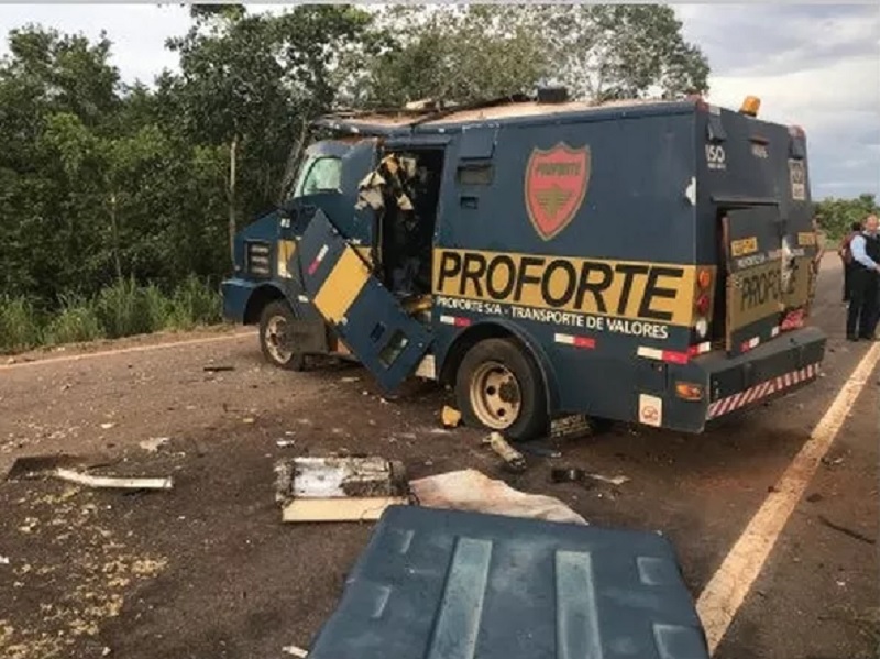 Roubo a carro forte aconteceu na BR-235, no Tocantins — Foto: Divulgação/Polícia Rodoviária Federal 