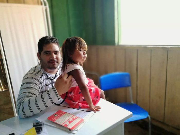 Médico cubano que atuava em aldeias indígenas está desempregado e aguarda nova oportunidade no Mais Médicos — Foto: Arquivo Pessoal / Miguel Martinez Elias