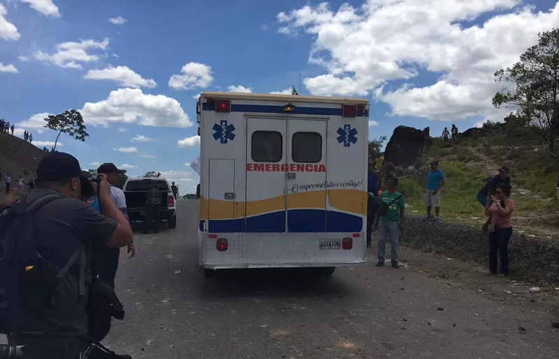 Ambulância com três feridos a bala entra em território brasileiro por Pacaraima (RR) no começo da tarde deste domingo (24). — Foto: Emily Costa/G1 