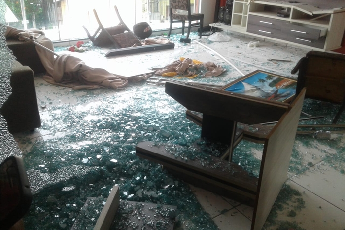 Sala da casa foi bastante destruída por populares (Reprodução Whatsapp)