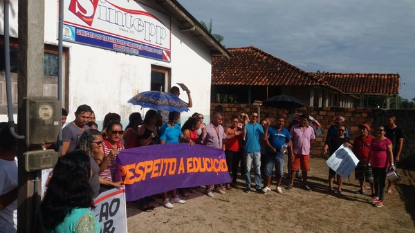Cerca de 80 profissionais da educação manifestaram nesta quinta-feira (31) para cobrar salários atrasados em Aveiro — Foto: Sintepp/Divulgação