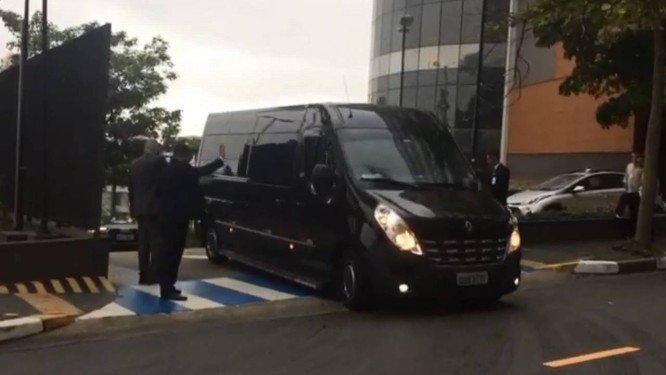 Presidente Jair Bolsonaro deixa Hospital Albert Einstein em comboio de van e carros Foto:  Cristiane Agostini / Valor/Agência O Globo