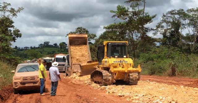 Maquinas trabalhando no trecho de atoleiros no PA (Foto:Dnit)