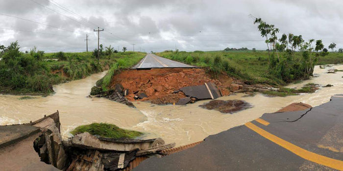 Chuvas intensas castigam Paragominas e trecho da rodovia PA-256 não suportou a força da correnteza Chuvas intensas castigam Paragominas e trecho da rodovia PA-256 não suportou a força da correnteza (Nathália Mello / Secom)