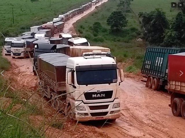 CAMINHÕES PARADOS NA BR 163-pa (Foto:DNIT)