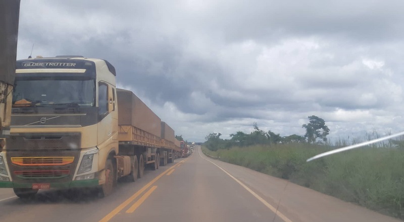 Fila de caminhões ultrapassou os 7 km na rodovia