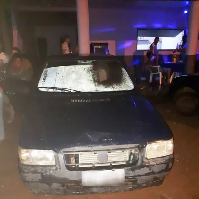 Pais deixaram três crianças trancadas no carro para irem até boate em Sapezal — Foto: Polícia Militar de Mato Grosso/Divulgação 