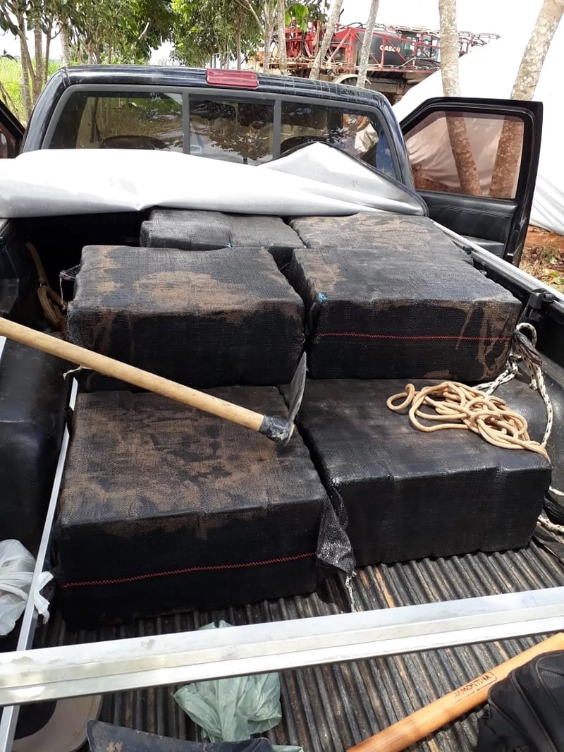 Quadrilha presa com 400 kg de droga em Comodoro — Foto: Sesp-MT/Divulgação 
