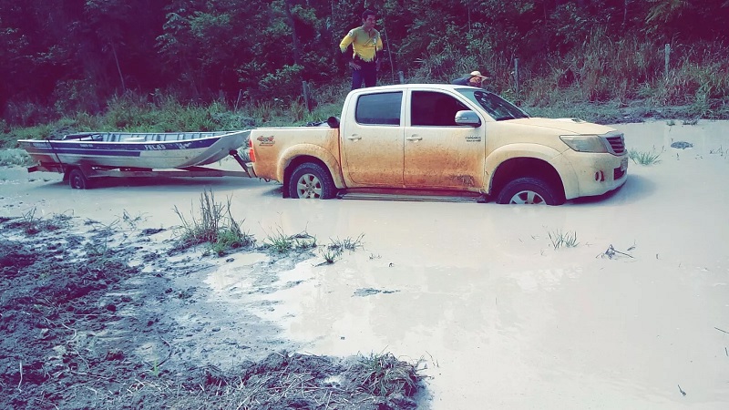 Duas caminhonetes e barco foram apreendidas em Mato Grosso — Foto: Sesp-MT/Divulgação