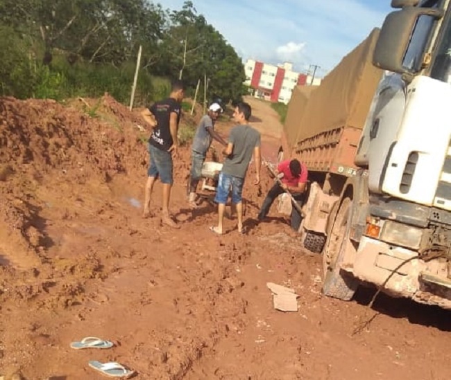Caminhão atolou na avenida Otavio Onetta (Foto:WhatsApp)