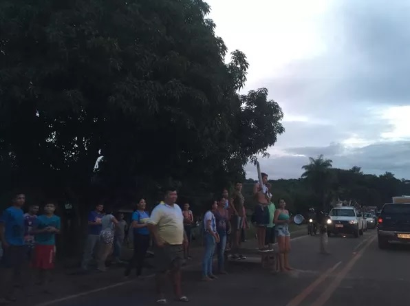Moradores interditaram BR-163 e querem retirada de venezuelanos que foram abrigados em uma escola do município — Foto: Cissa Loyola/Tv Tapajós