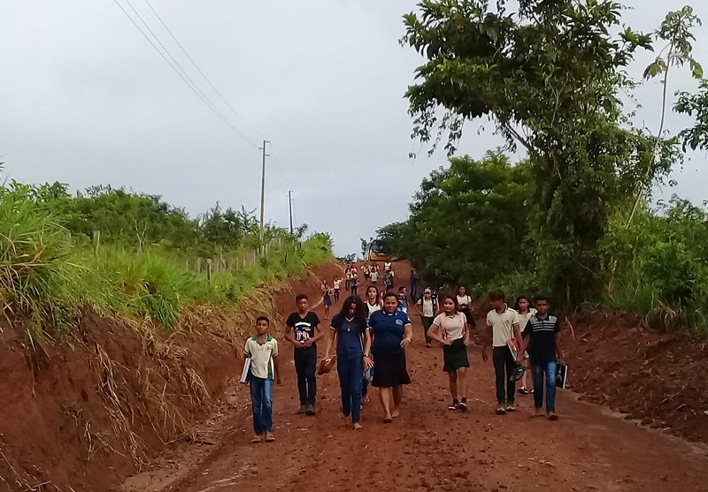  Alunos na estrada que leva à escola pública da comunidade Brasília Legal, em Aveiro, no Pará — Foto: Francisco Ferreira/Arquivo pessoal
