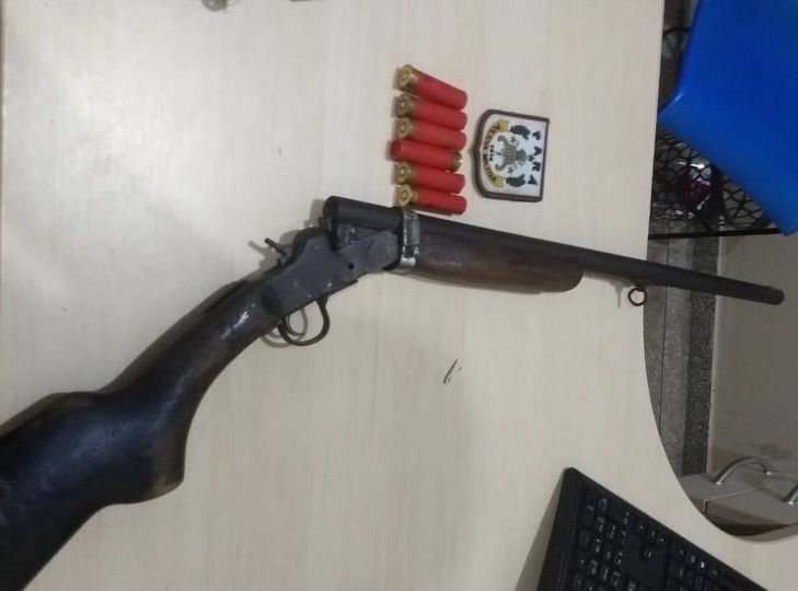 Espingarda usada para atirar na vitima(Foto:Divulgação policia)