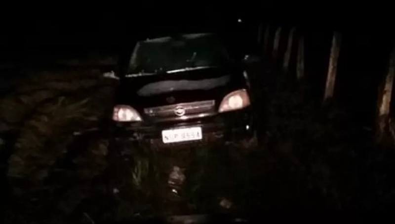 Suspeito leva carro da vítima e fica preso em atoleiro na estrada. — Foto: Polícia Civil / Pará  