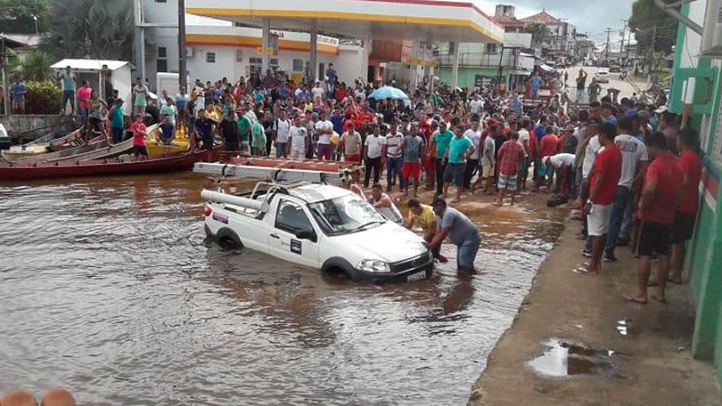  Os moradores empurraram o carro da concessionária de energia até o rio xingu (Foto: Felype Adms)