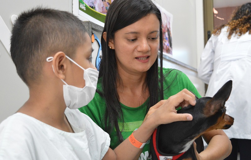  Crianças que estão em tratamento no setor oncológico infantil recebem visita do projeto pet terapia — Foto: Ascom HRBA/Divulgação 