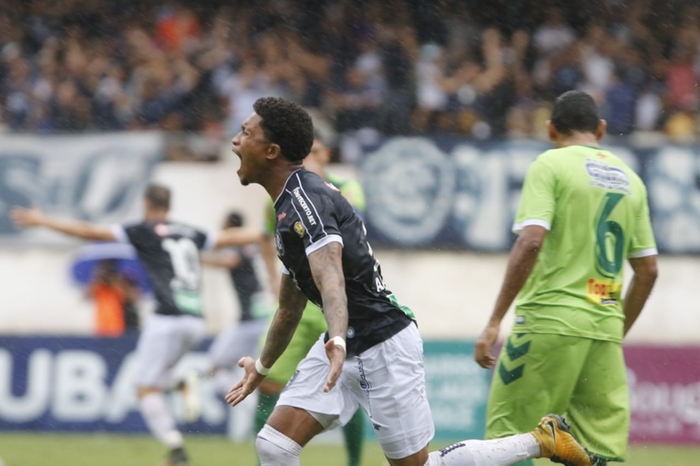  Emerson Carioca agradece aos céus pelo gol do título marcado por Alex Sandro (Oswaldo Forte / OLiberal)