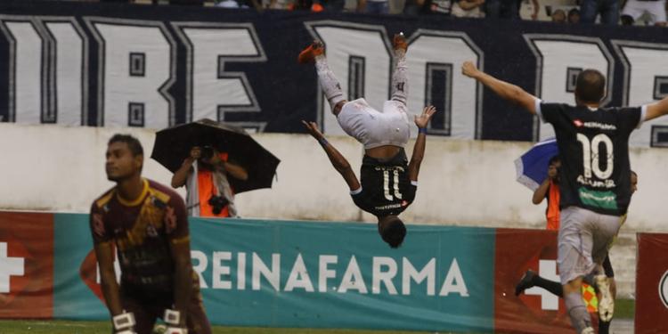 Mário Sérgio festeja o primeiro gol do Remo contra o Galo(Oswaldo Forte / OLiberal)