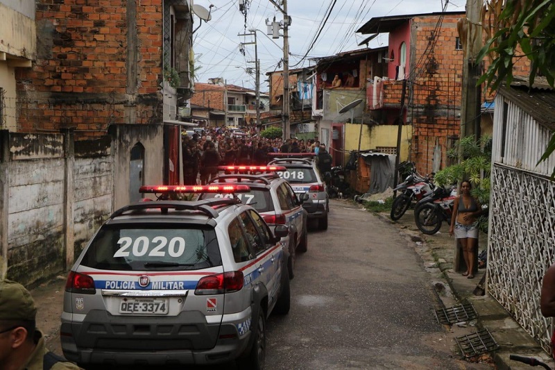  Diversas famílias choram próximo ao local do crime (Cláudio Pinheiro / O Liberal) 