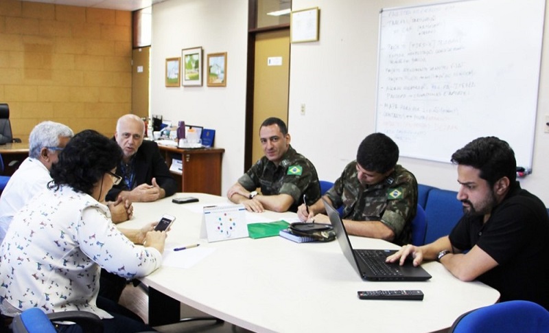  Representantes da Prodepa, Prodap e do Exército Brasileiro se reuniram para alinhar informações sobre o andamento do projeto que interligará Pará e Amapá por meio de fibra ótica — Foto: Agência Pará/Divulgação