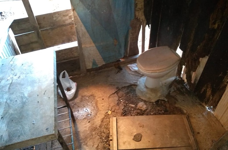 Policiais encontraram lixos e fezes espalhados pela casa. — Foto: Polícia Civil / Pará 